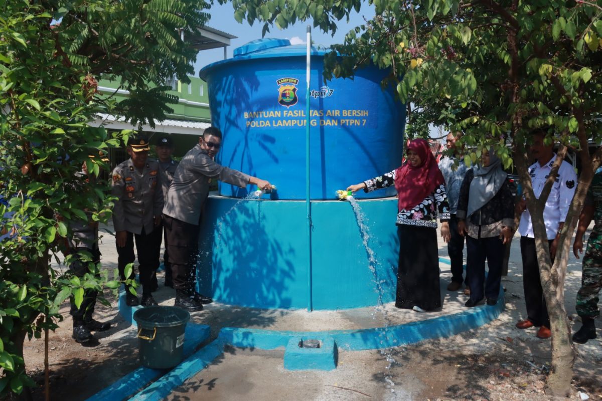 Polres-PTPN VII serahkan sarana air bersih di Lampung Selatan