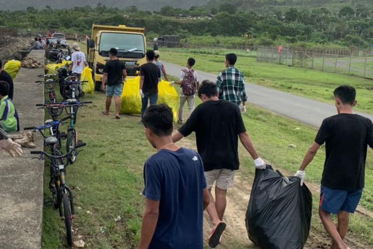 Komunitas The Mulung kumpulkan sampah 44 kantong di Pantai Laha Ambon