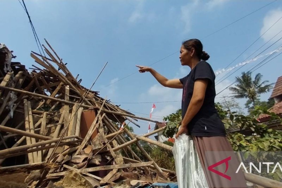 PMI Sukabumi salurkan bantuan darurat bagi korban rumah ambruk