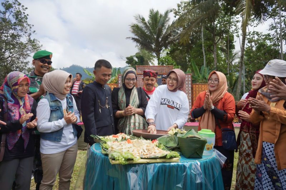 Festival Rujak Otek tarik wisatawan dan tingkatkan ekonomi Lumajang