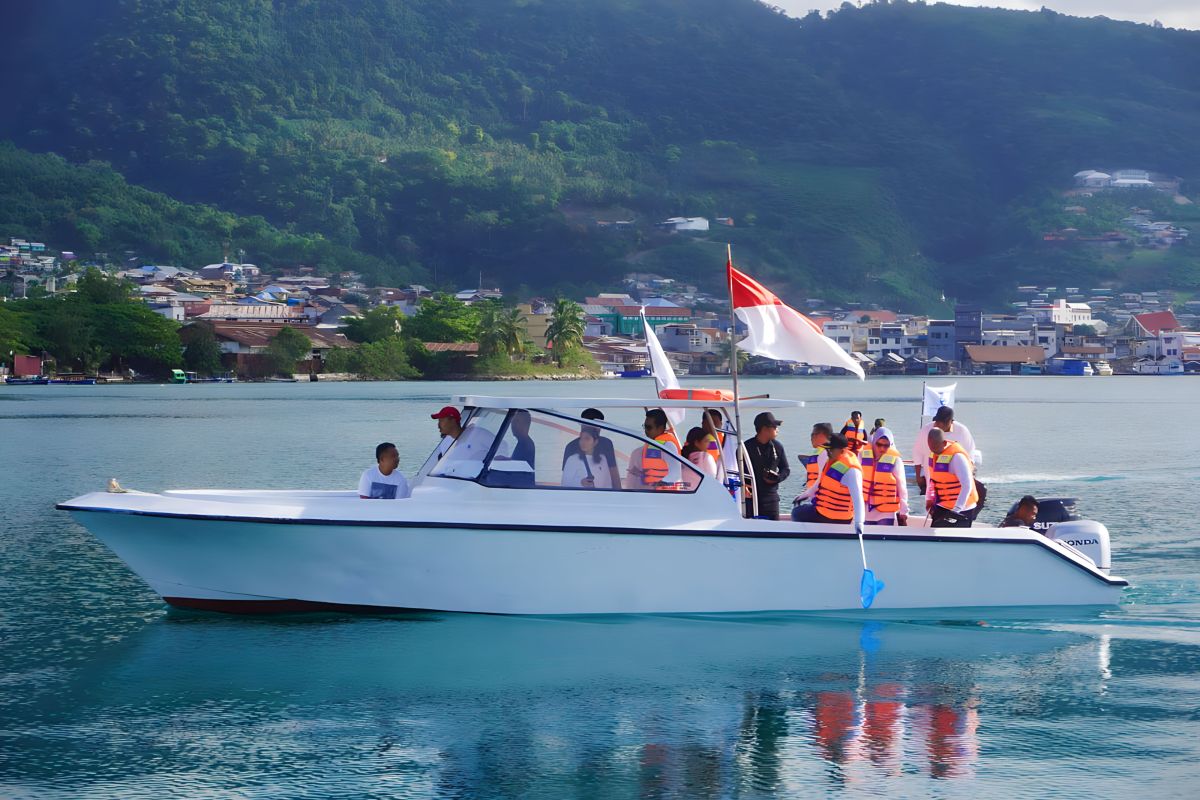 Banggai-LPPNPI sinergi bersihkan objek wisata Teluk Lalong