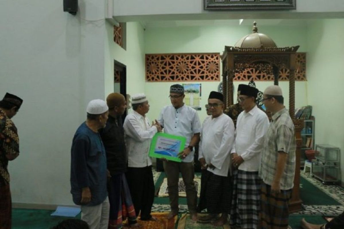 Pj Wali Kota Payakumbuh Serahkan Dana Hibah Buat Masjid Arafah