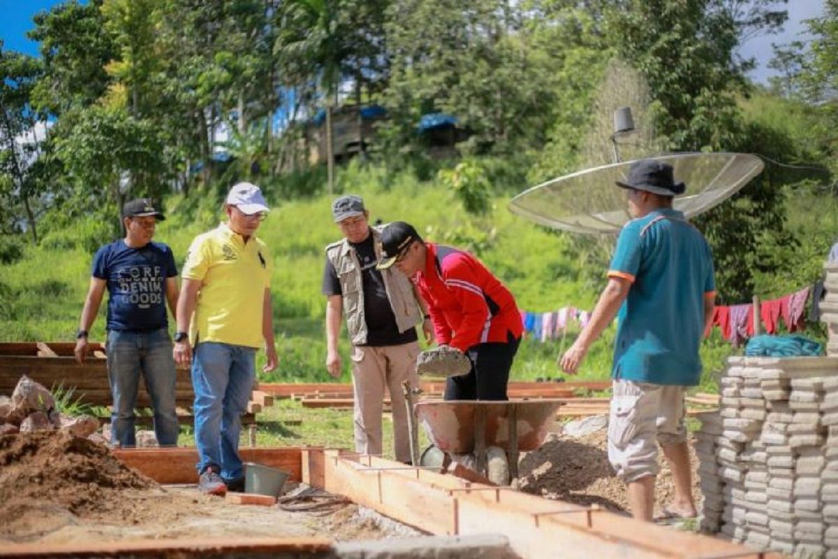 Pj Wako Payakumbuh berikan bantuan moril dan tenaga untuk rehab rumah warga