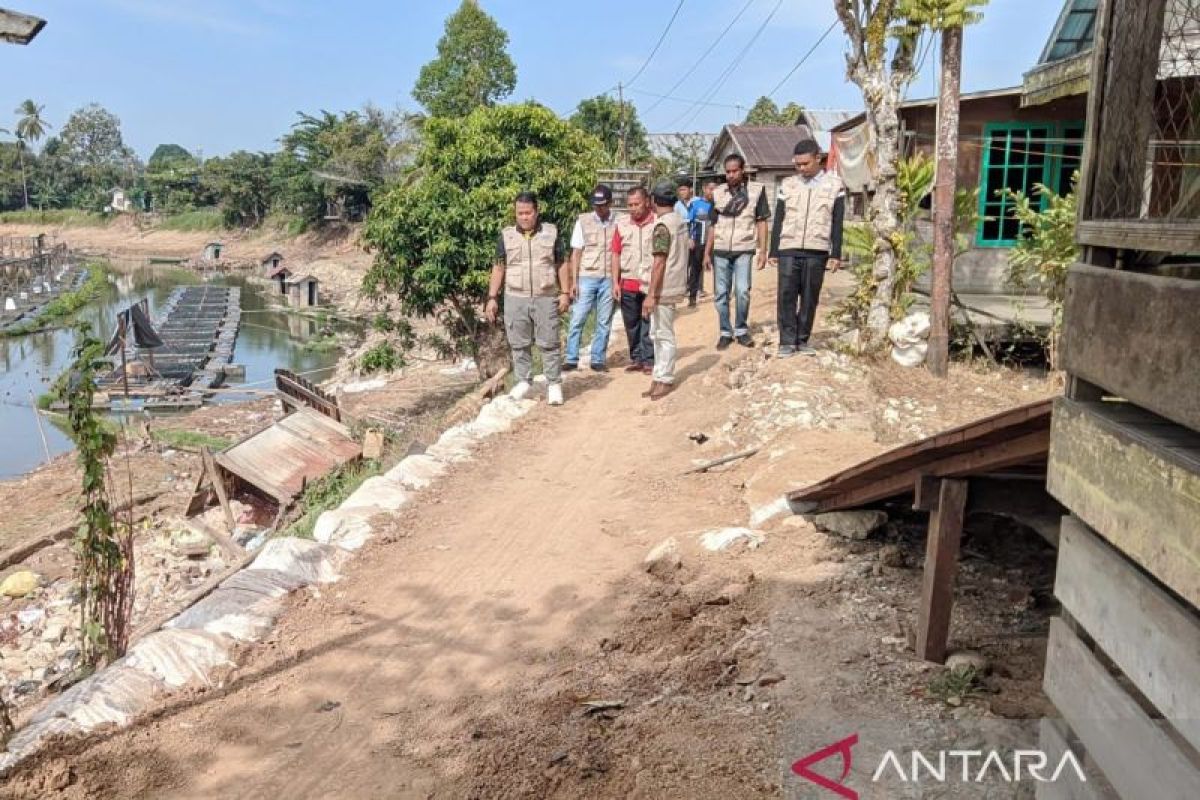 Sekda HSU tindak lanjuti jalan longsor di Desa Patarikan HSU