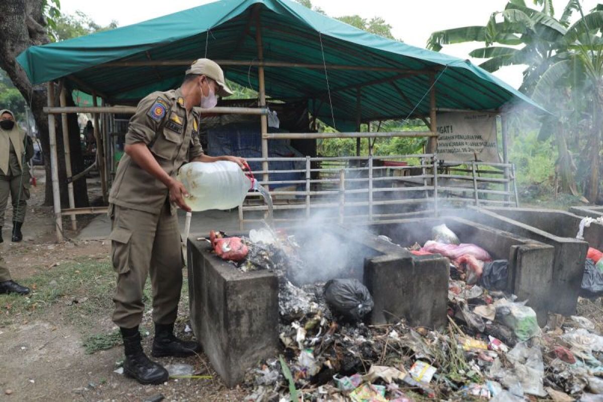 Satgas sosialisasikan larangan bakar sampah ke pedagang