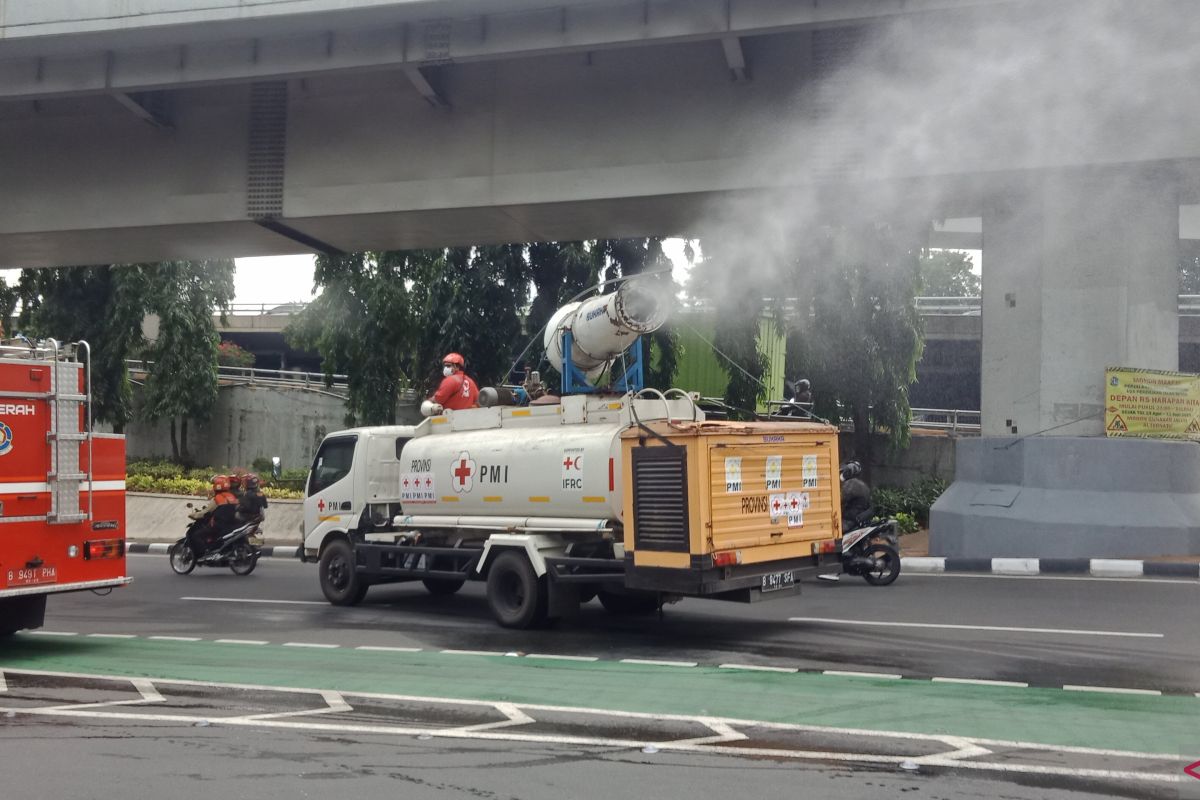 Jakbar kerahkan 50 kendaraan siram Jalan S Parman untuk tekan polusi