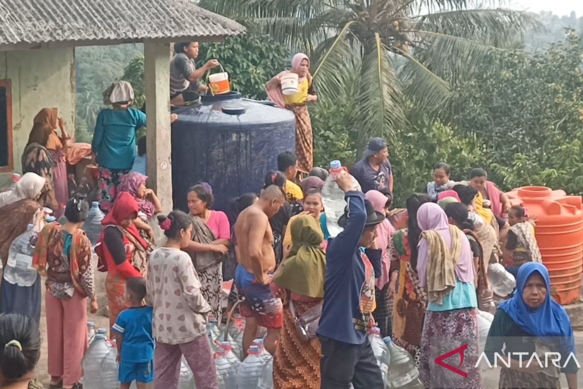 Polda Banten dan KNPI Cilegon salurkan air bersih di wilayah perbukitan