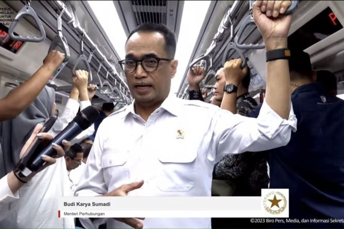 Menhub Budi Karya sebut LRT Jabodebek merupakan 90 persen produk dalam negeri