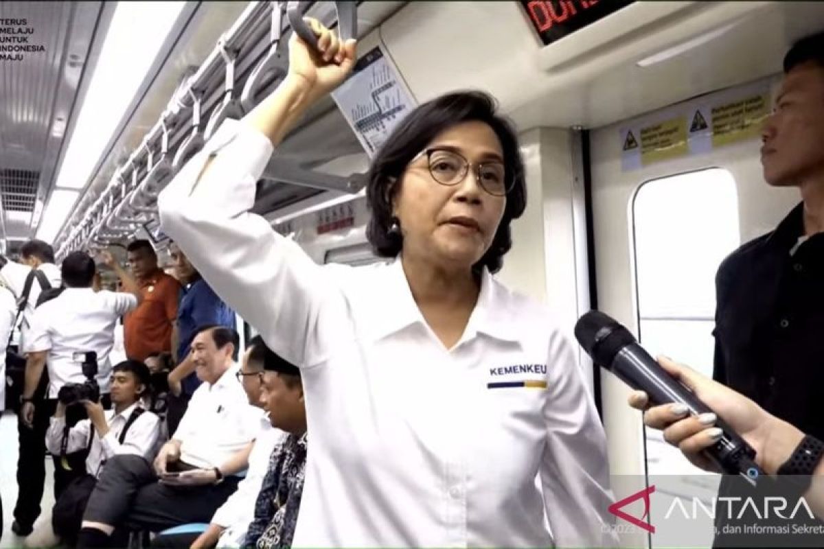 Menkeu Sri Mulyani ajak masyarakat Jabodebek beralih ke LRT untuk atasi polusi