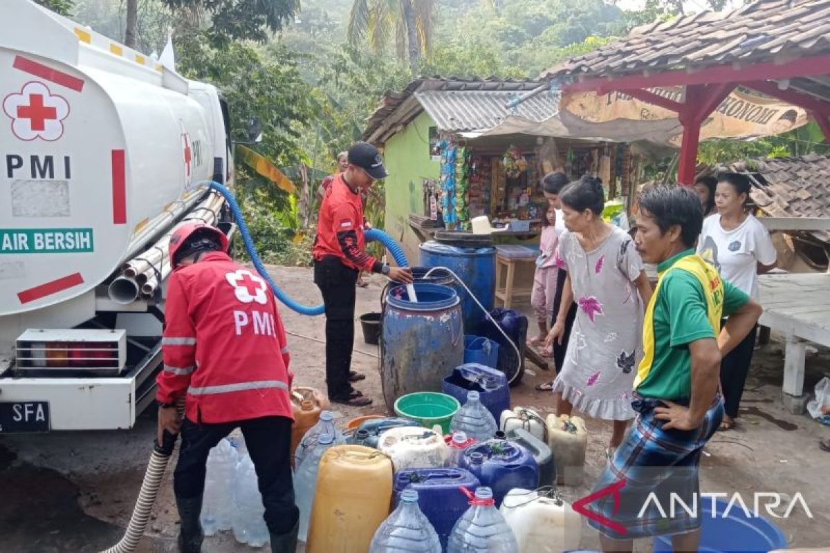 PMI Sukabumi sudah salurkan 154 ribu liter bantuan air bersih