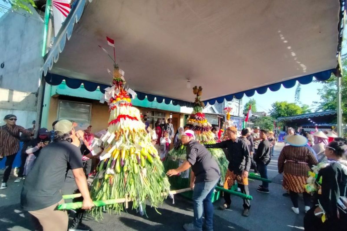 Merawat tradisi sedekah bumi di kota metropolitan