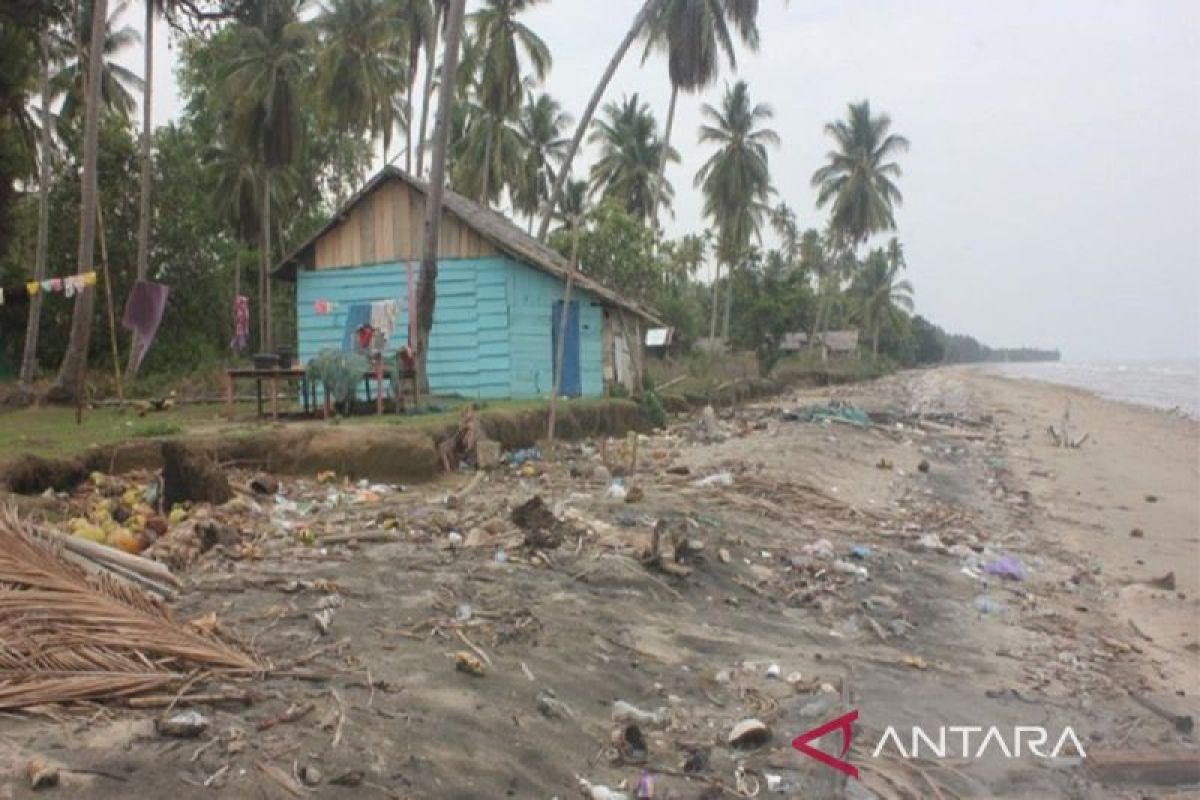 Pemkab Konawe Utara bangun pemecah ombak untuk mencegah abrasi