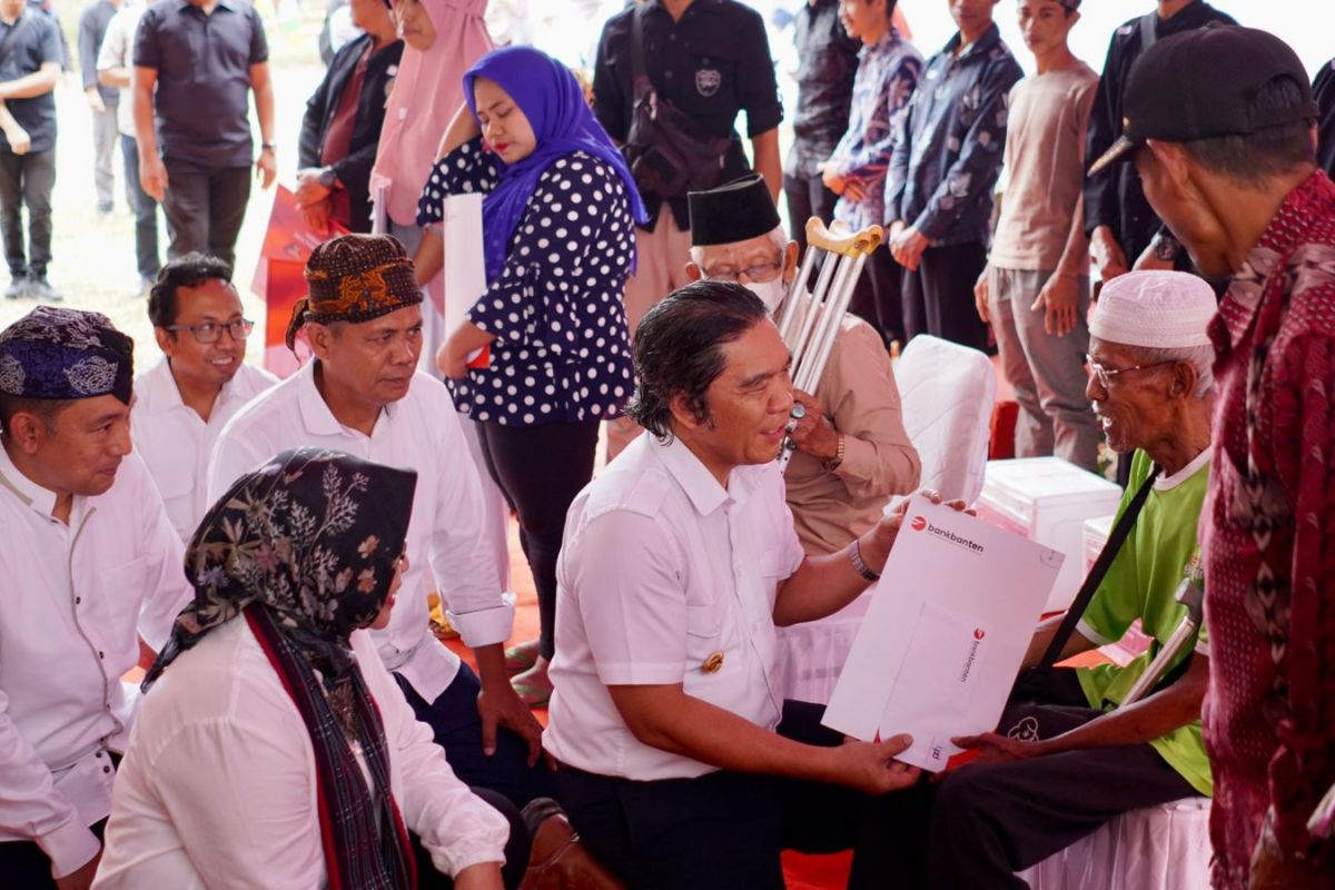 Pj. Gubernur dan Direksi Bank Banten Salurkan Bantuan Sosial di Cibeber Lebak