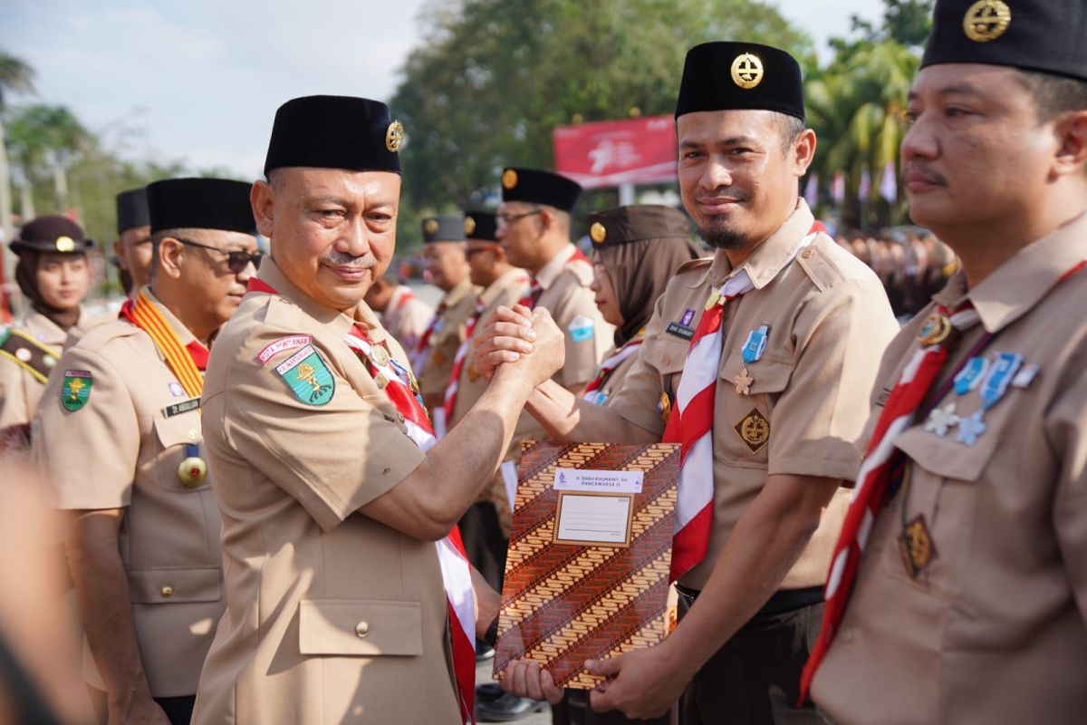 Wako Pontianak terima penghargaan Lencana Darmabakti Pramuka