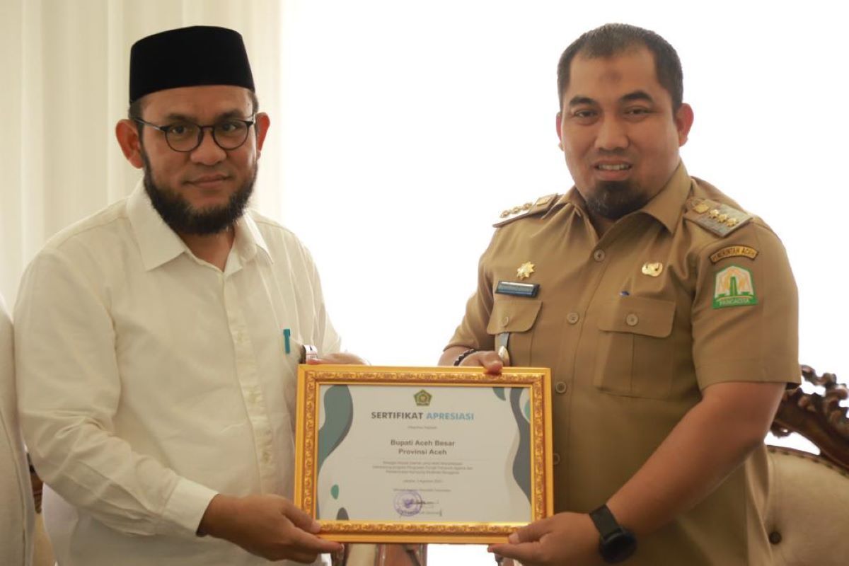 Peduli Peran Punyuluh Agama, Pj Bupati Aceh Besar Terima Penghargaan Menag