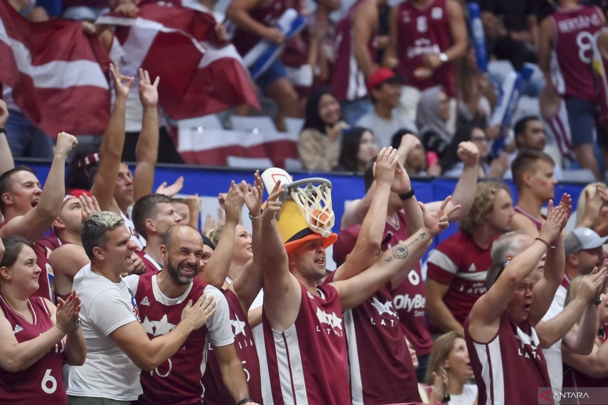 Fan Latvia borong merchandise Piala Dunia FIBA di Indonesia Arena