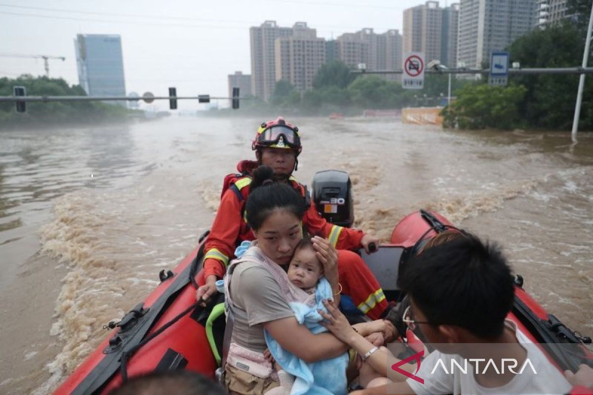 Dilanda hujan lebat dan banjir paksa China untuk ungsikan ribuan orang