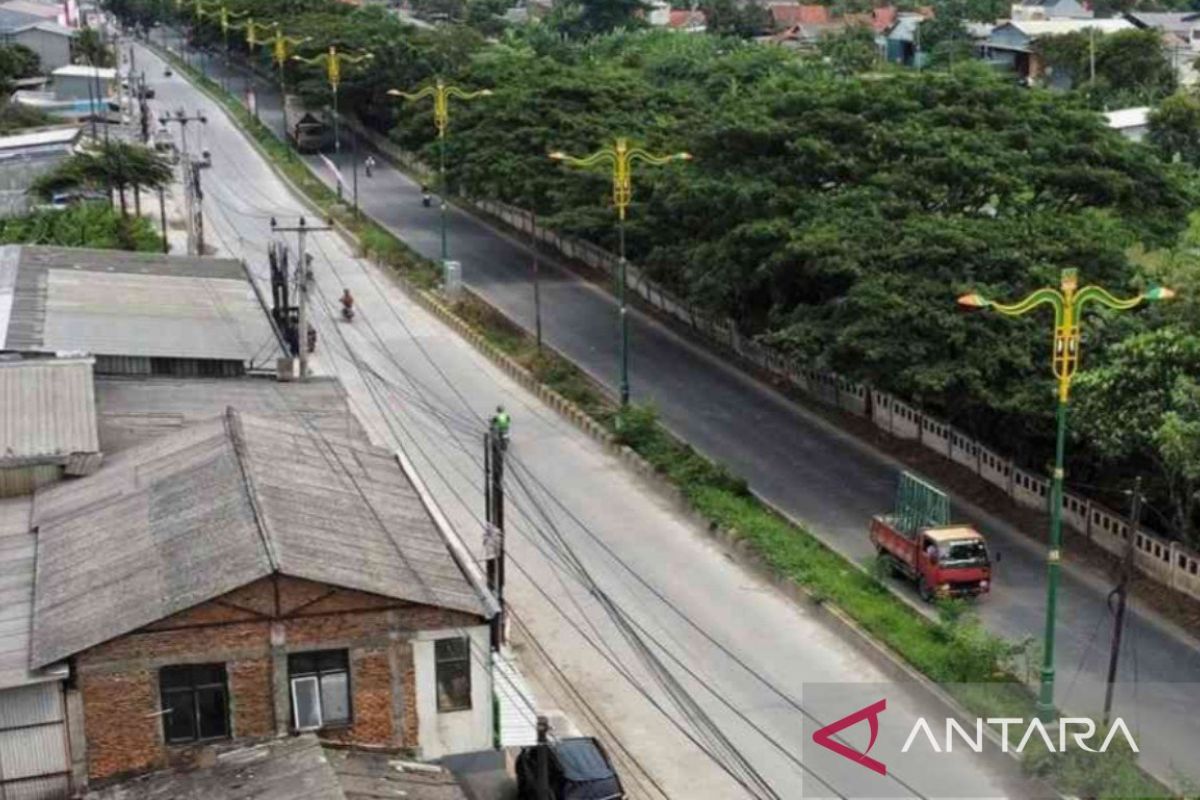 Pemkab Bekasi pasang lampu penerangan jalan umum penuhi standar permukiman