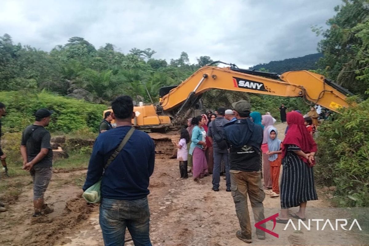 Polisi amankan satu alat berat di lokasi tambang emas ilegal di Nagan Raya