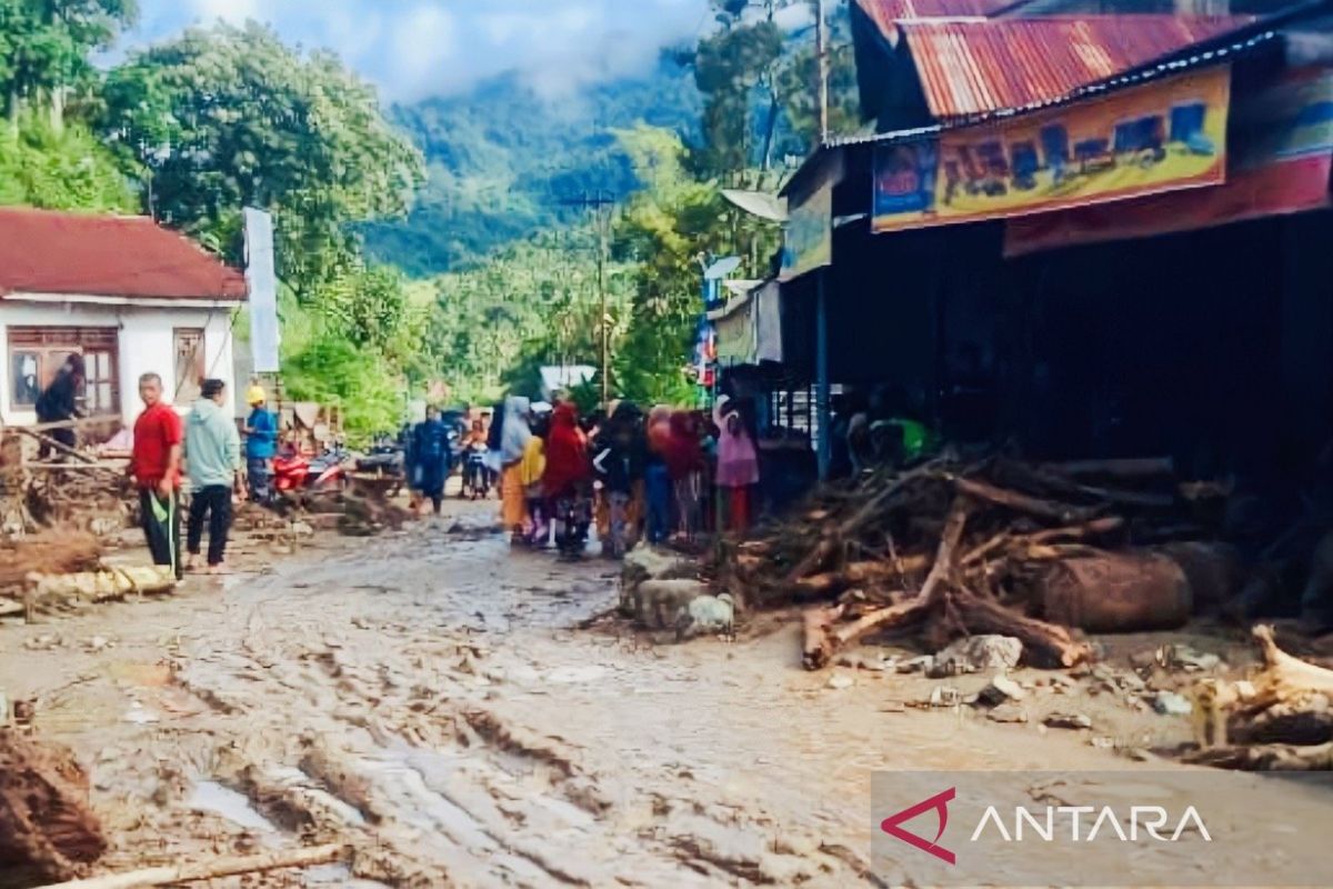 Banjir bandang menyebabkan kerusakan rumah warga di Nagan Raya