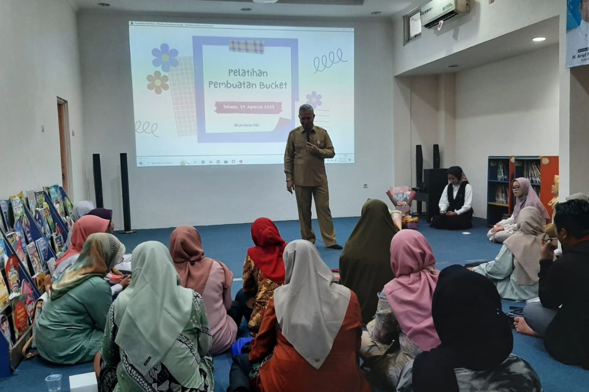 Pengurus perpustakaan masyarakat Kota Tangerang diberikan pelatihan usaha