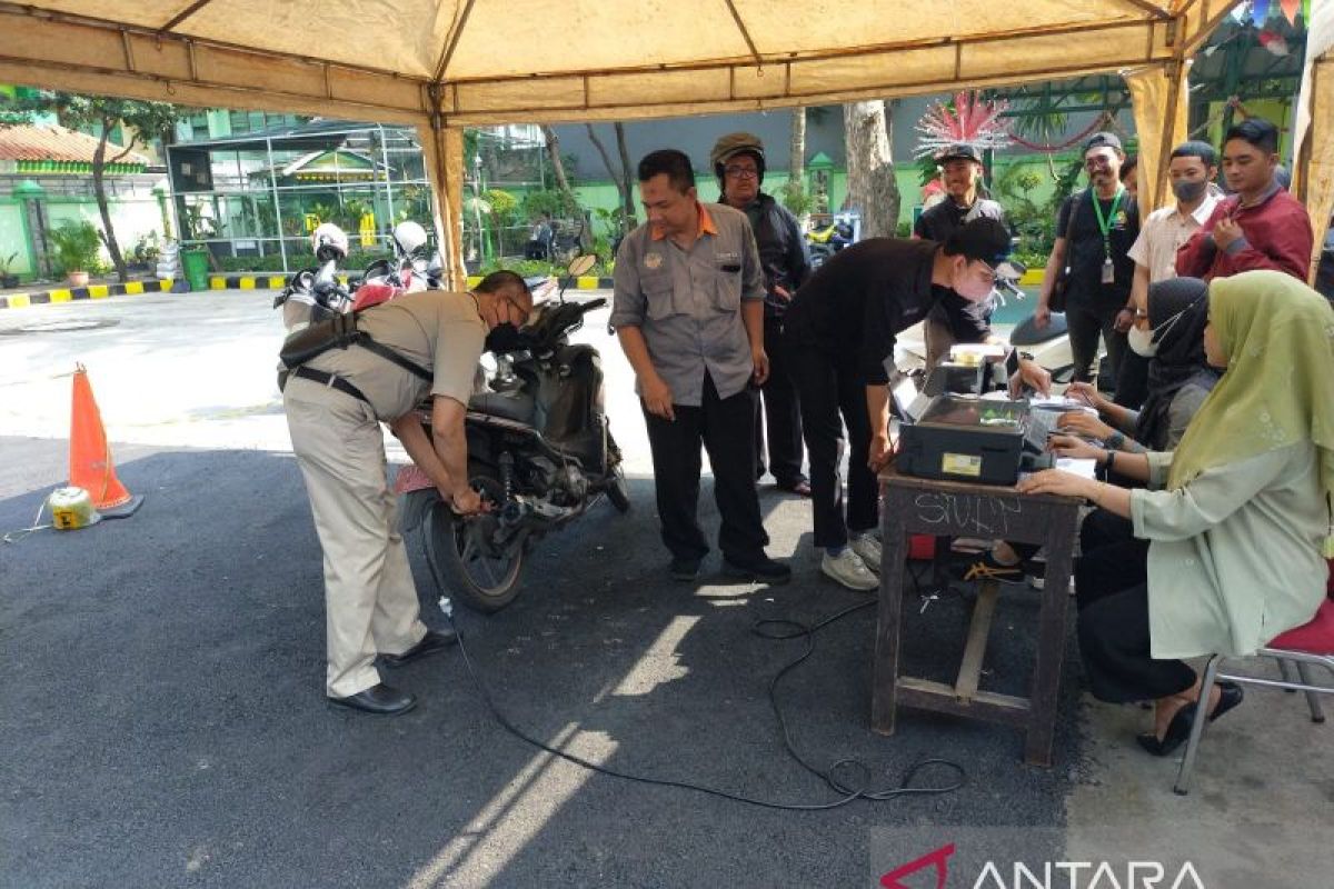 Jakbar uji emisi ratusan kendaraan dinas untuk tekan polusi udara