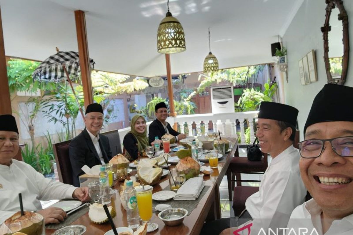 Presiden Jokowi ajak Ganjar dan Prabowo santap siang bersama