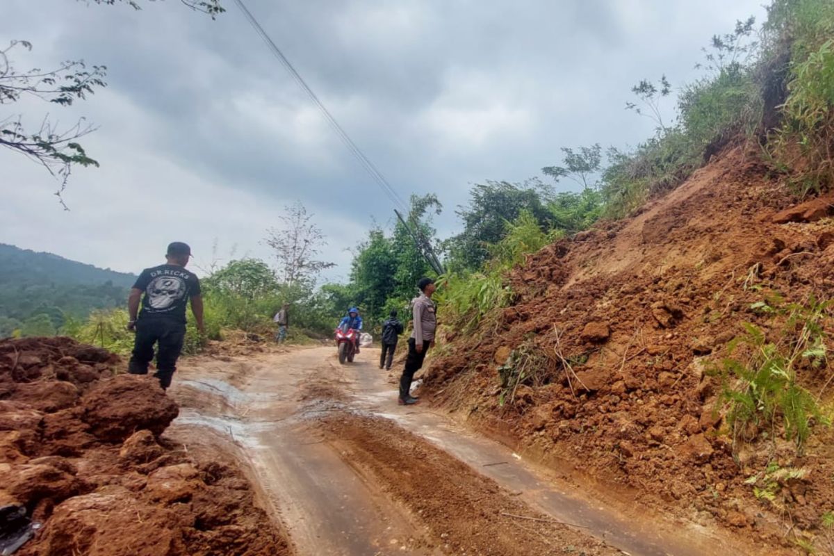 Petugas singkirkan longsoran tanah yang menutup jalan di Garut