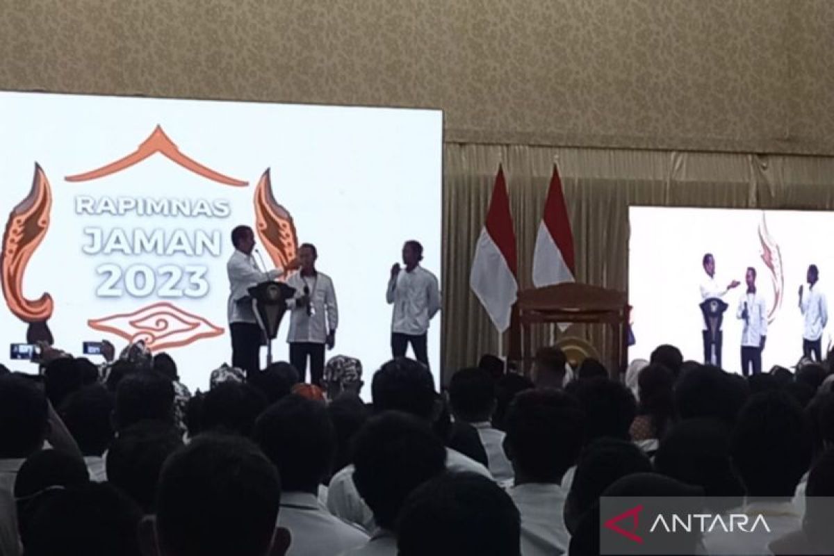Presiden Jokowi bantu modal untuk dua peternak di Cirebon