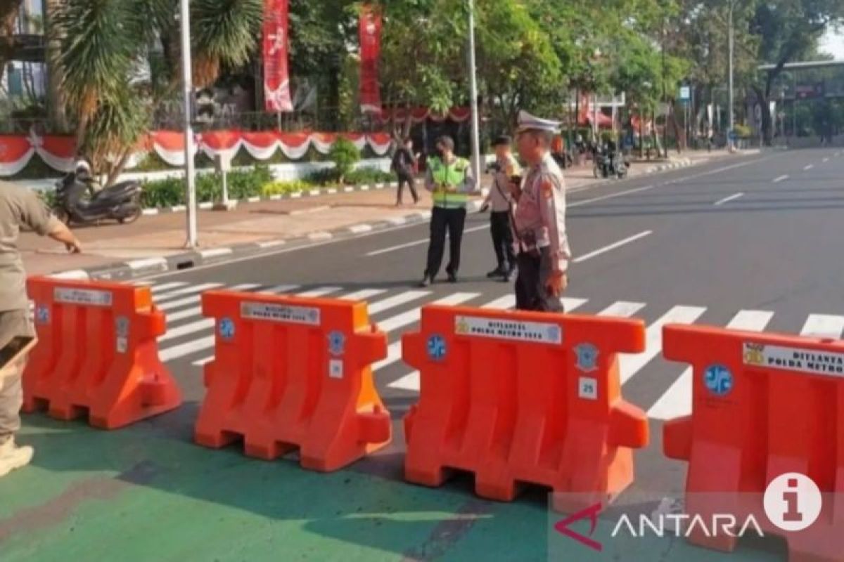 TransJakarta sesuaikan rute layanan akibat ada demo di Patung Kuda