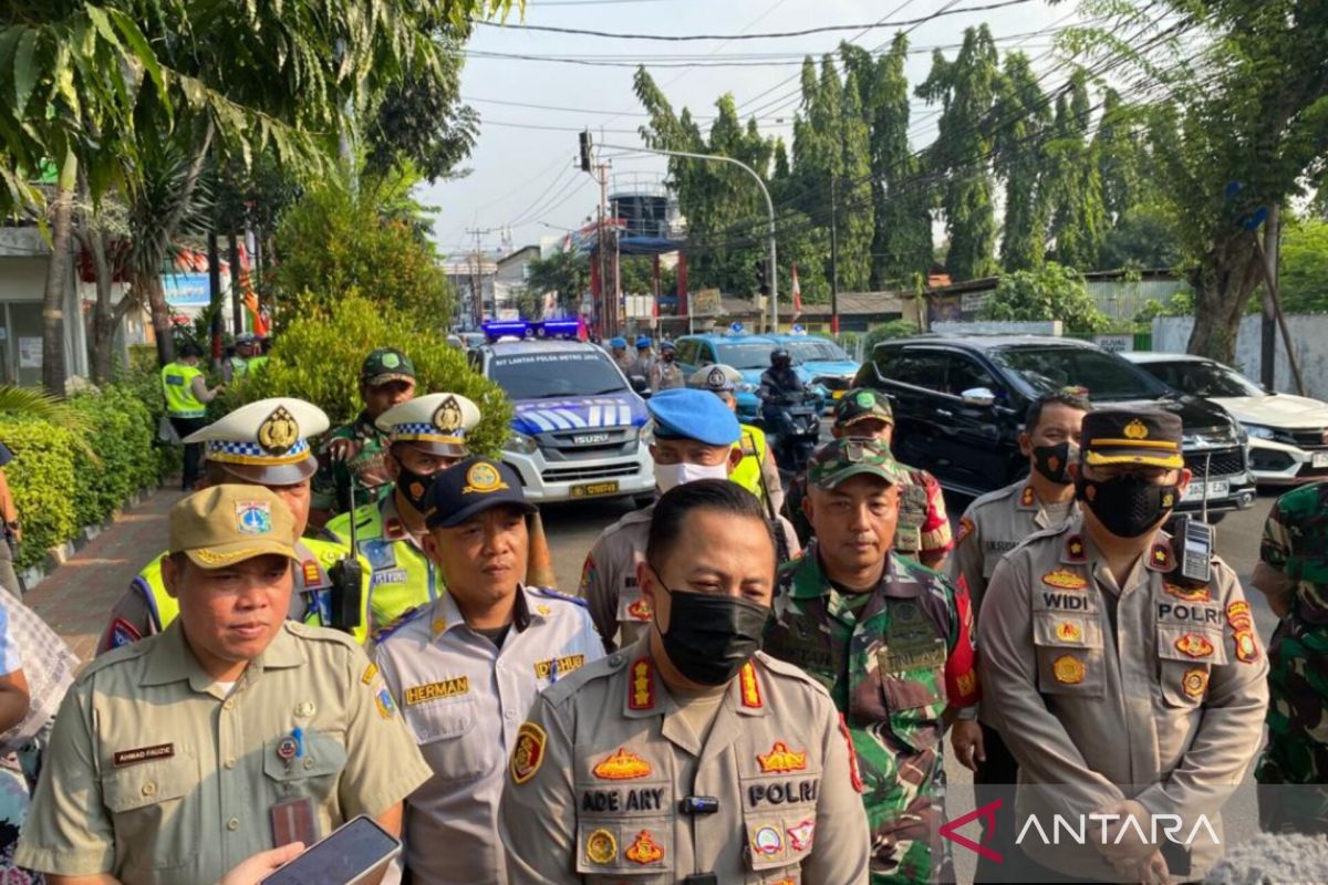 Polisi tilang 50 pengendara motor lawan arus di Kebayoran Lama