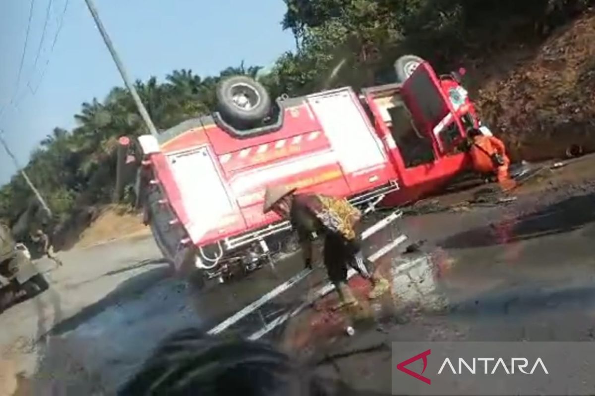 Satu unit mobil pemadam kebakaran di Bangka Selatan alami kecelakaan tunggal