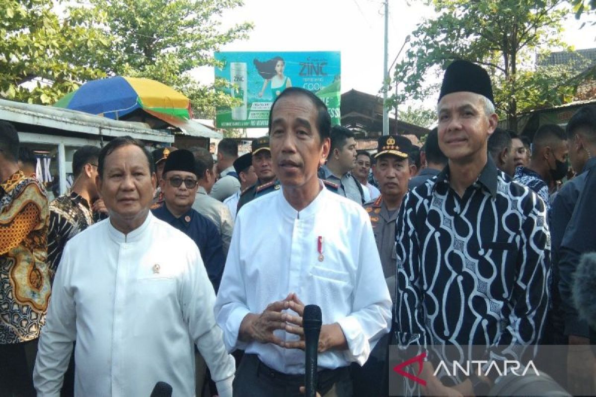 Presiden Jokowi mengecek harga komoditas di Pasar Grogolan Pekalongan