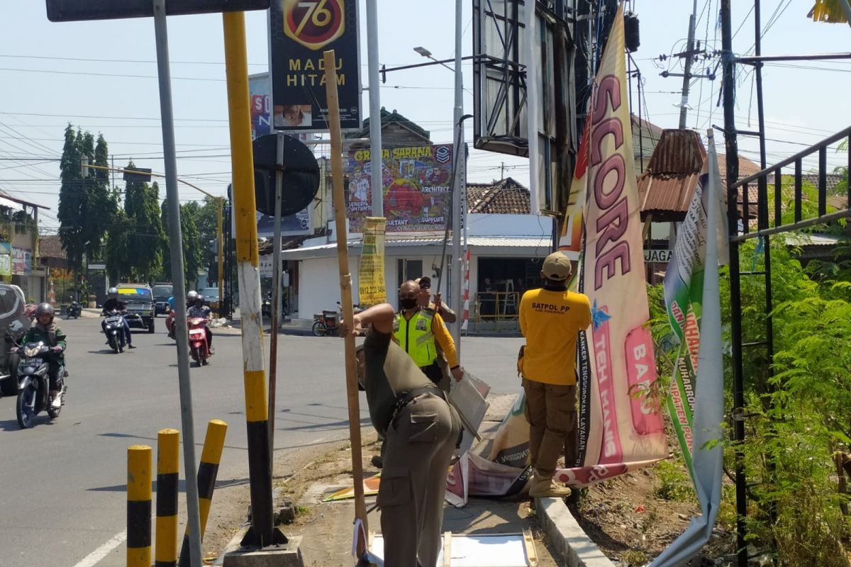 Tak berizin, Satpol PP Ponorogo tertibkan spanduk dan reklame