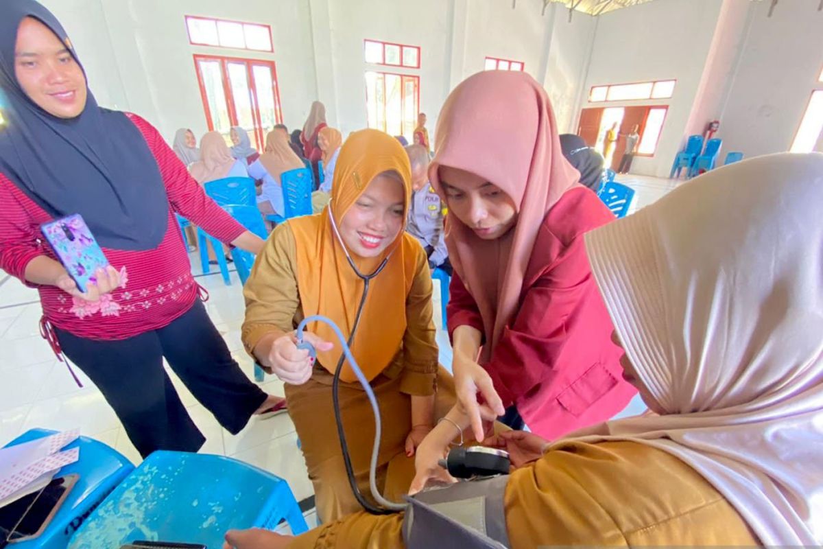 Mahasiswa UNG bentuk kader kesehatan wisata di Teluk Tomini