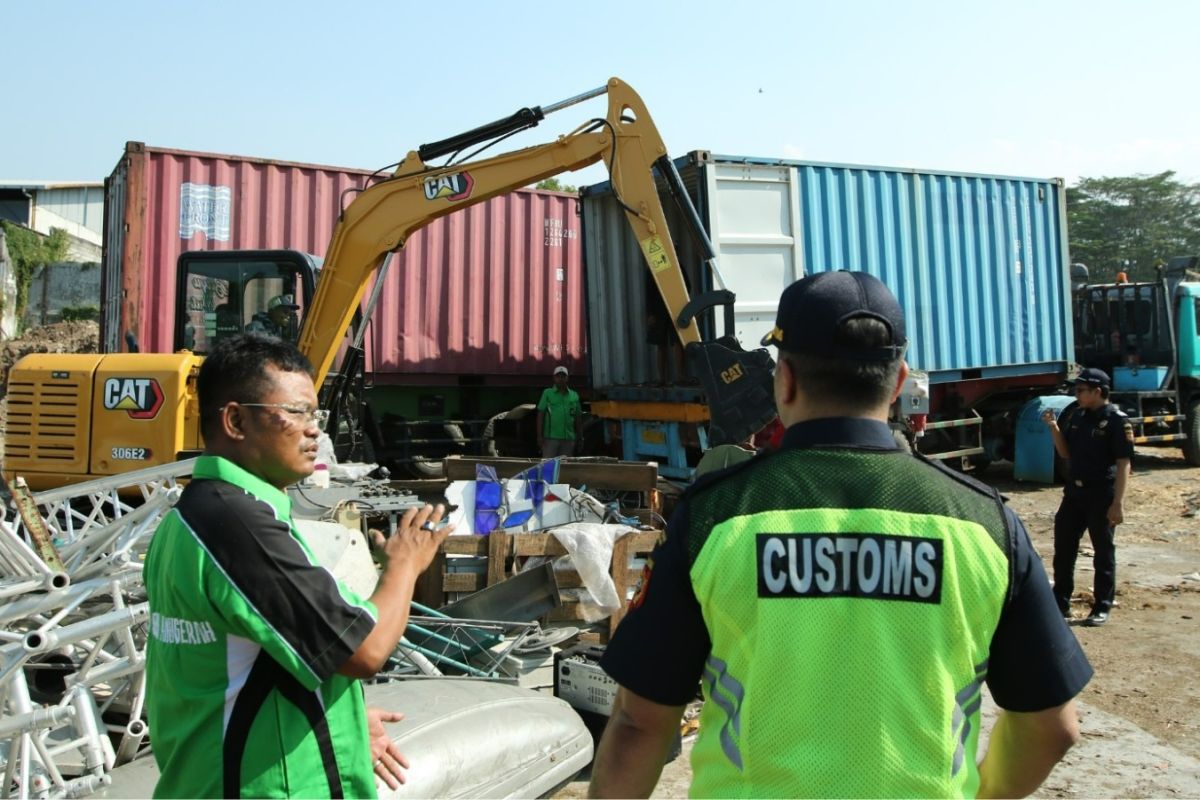 Tak Penuhi Izin Impor, Bea Cukai Tanjung Perak Musnahkan Beragam Barang Ilegal