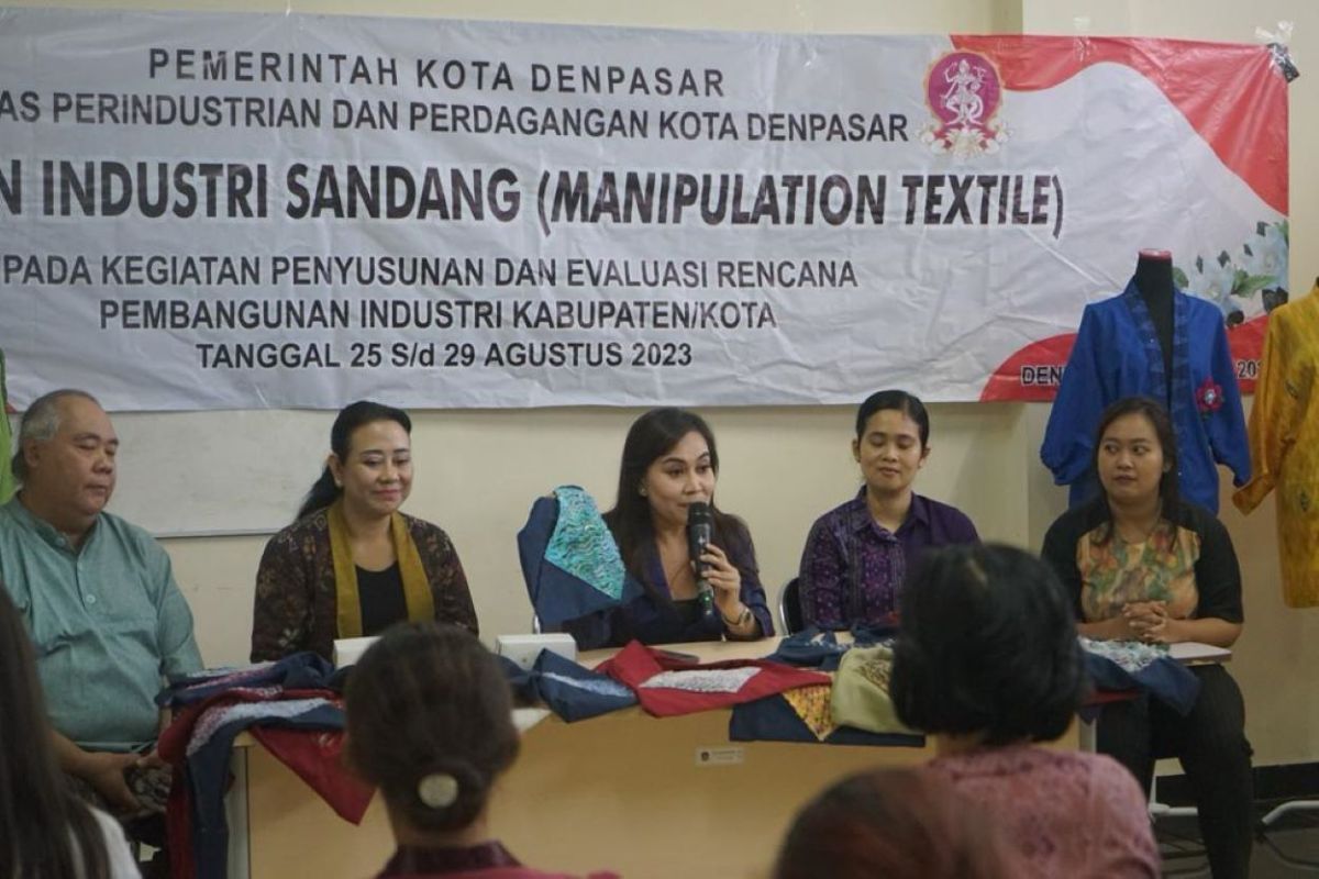 Dekranasda Denpasar latih IKM gunakan metode monumental tekstil