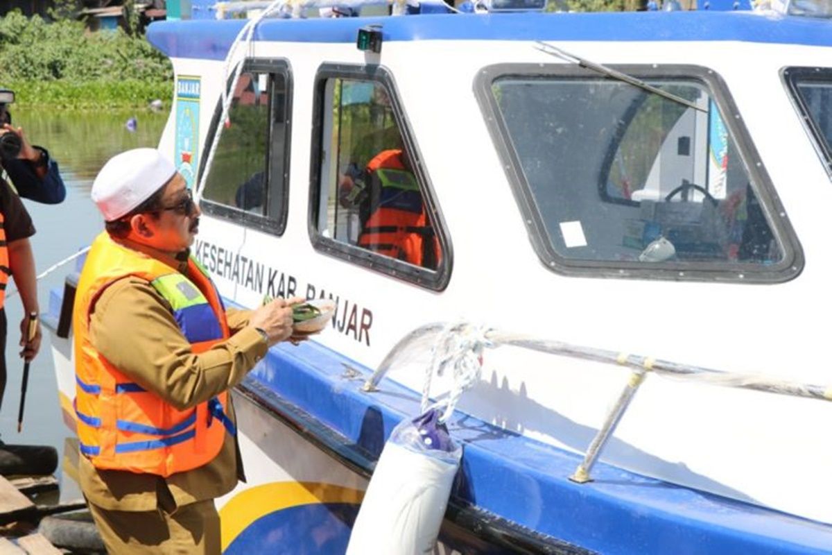 Banjar distributes seven water ambulances to improve health services