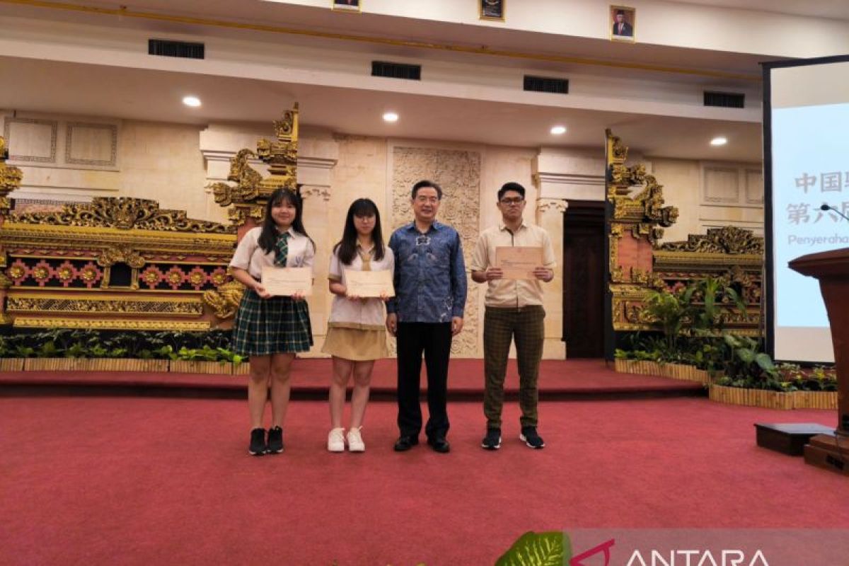 Konjen RRT di Denpasar serahkan beasiswa bagi pelajar dan guru