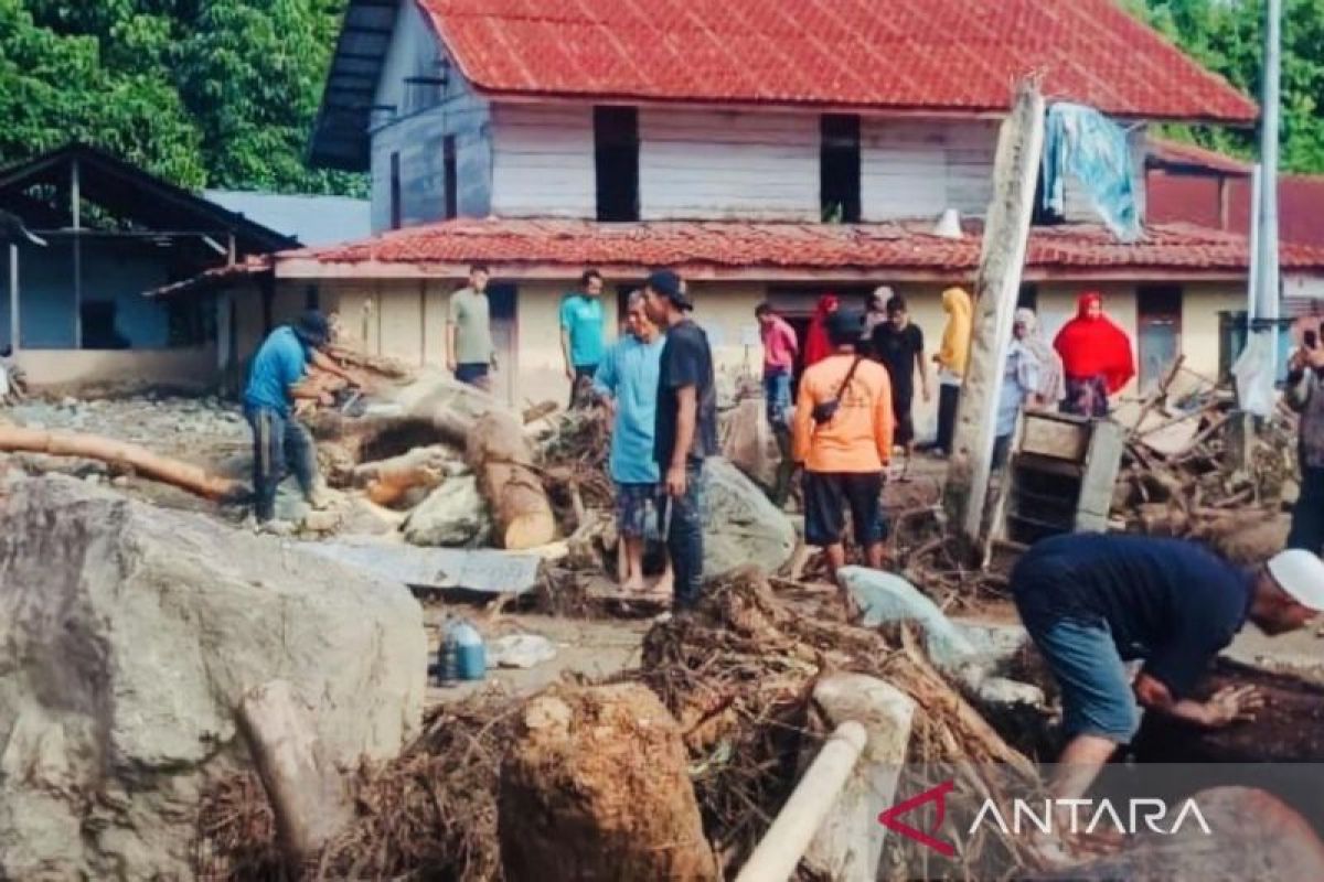 Puluhan pengungsi banjir bandang di Nagan Raya kembali ke rumah