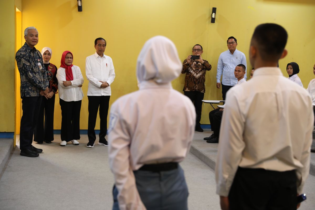Saat dua pelajar SMKN Jateng bangga bisa bercerita di depan Presiden Jokowi