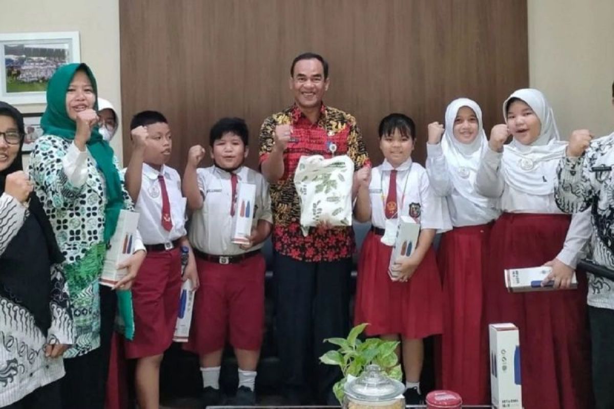 Siswa SDN 3 Tangerang ciptakan bubuk abate dari olahan pohon jeruk