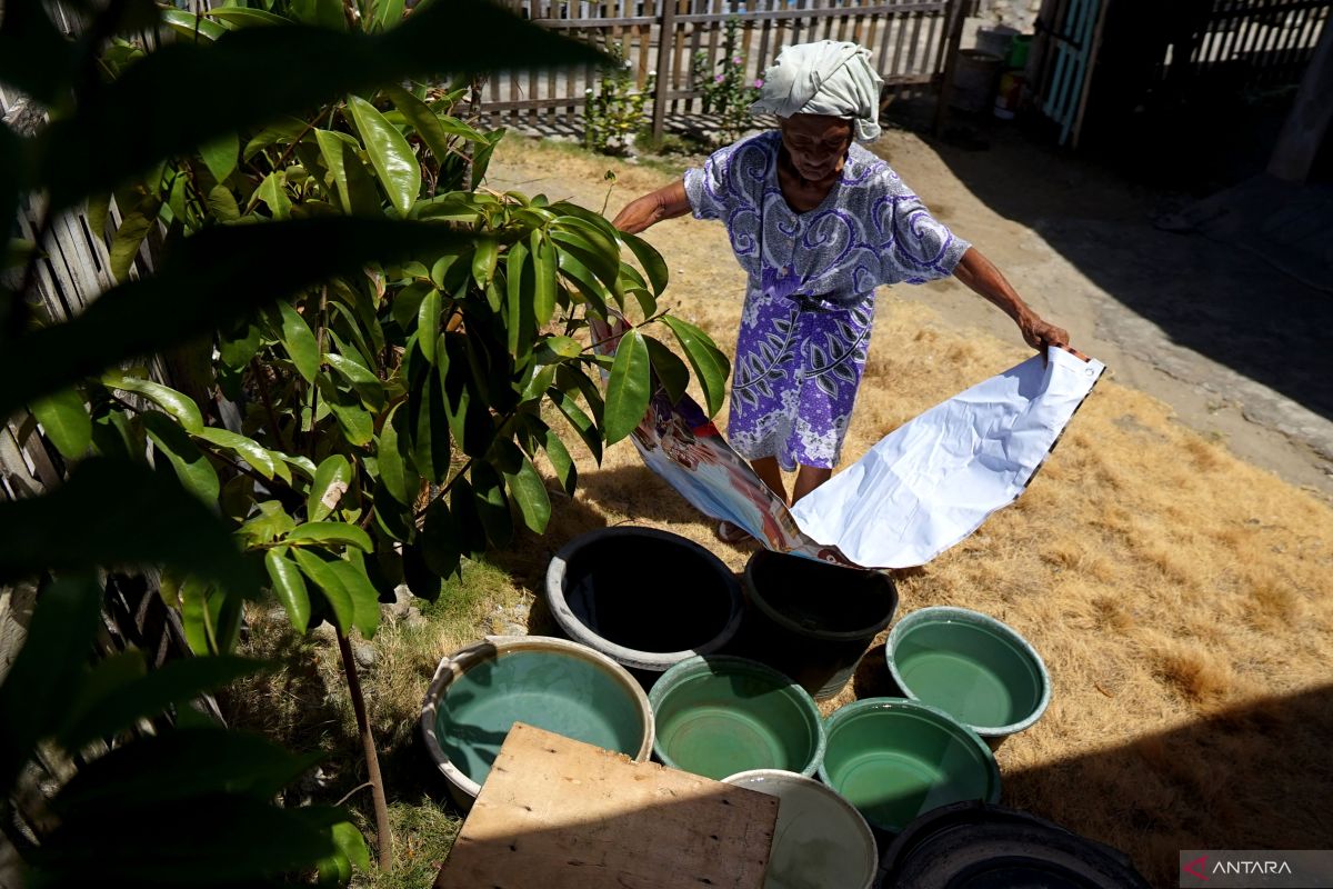 PMI Gorontalo distribusikan air bersih ke dua desa terdampak kekeringan