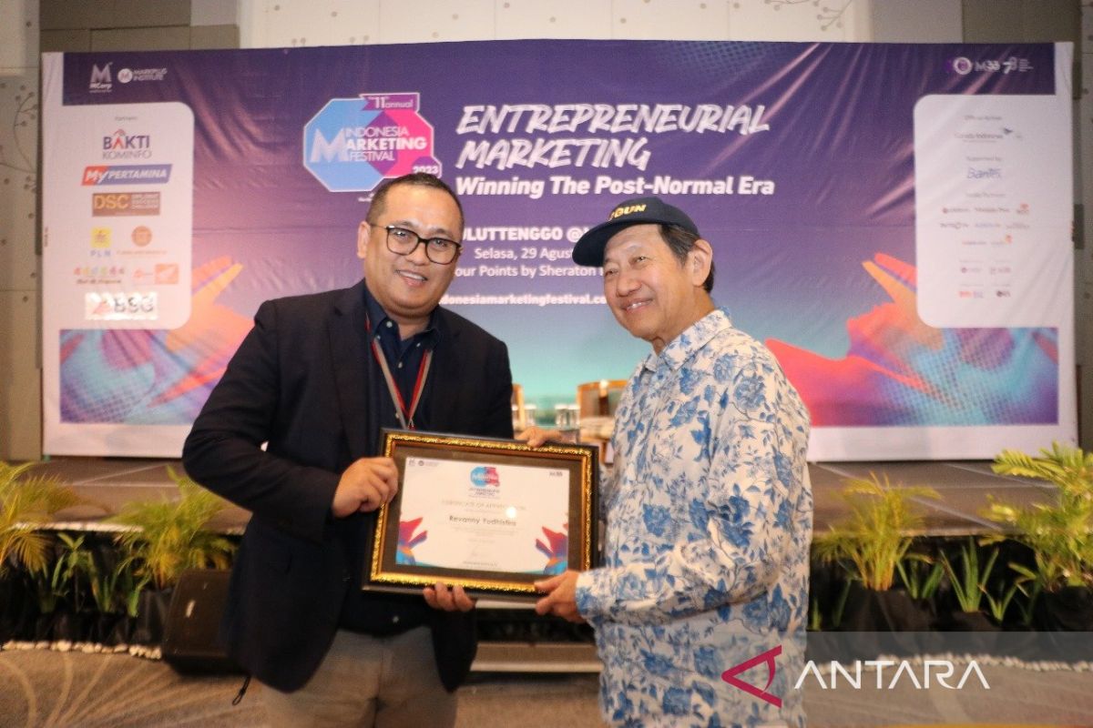 PLN dapat penghargaan Industry Leader Marketing Champion pada Indonesia Marketing Festival 2023