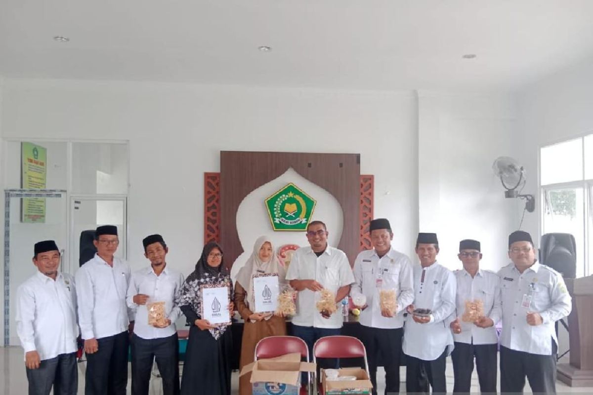 Kemenag Aceh Singkil serahkan sertifikat halal gratis untuk pelaku UMKM