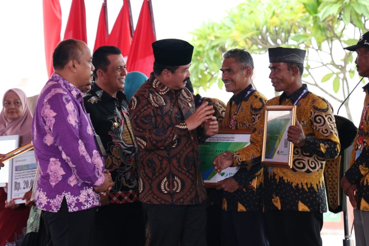 Menteri ATR/BPN serahkan 10.668 sertifikat warga Kepri