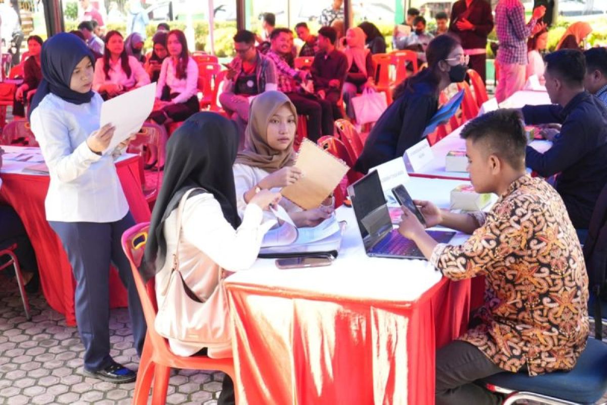 Ratusan pencari kerja berebut lowongan di bursa kerja Pemkot Medan