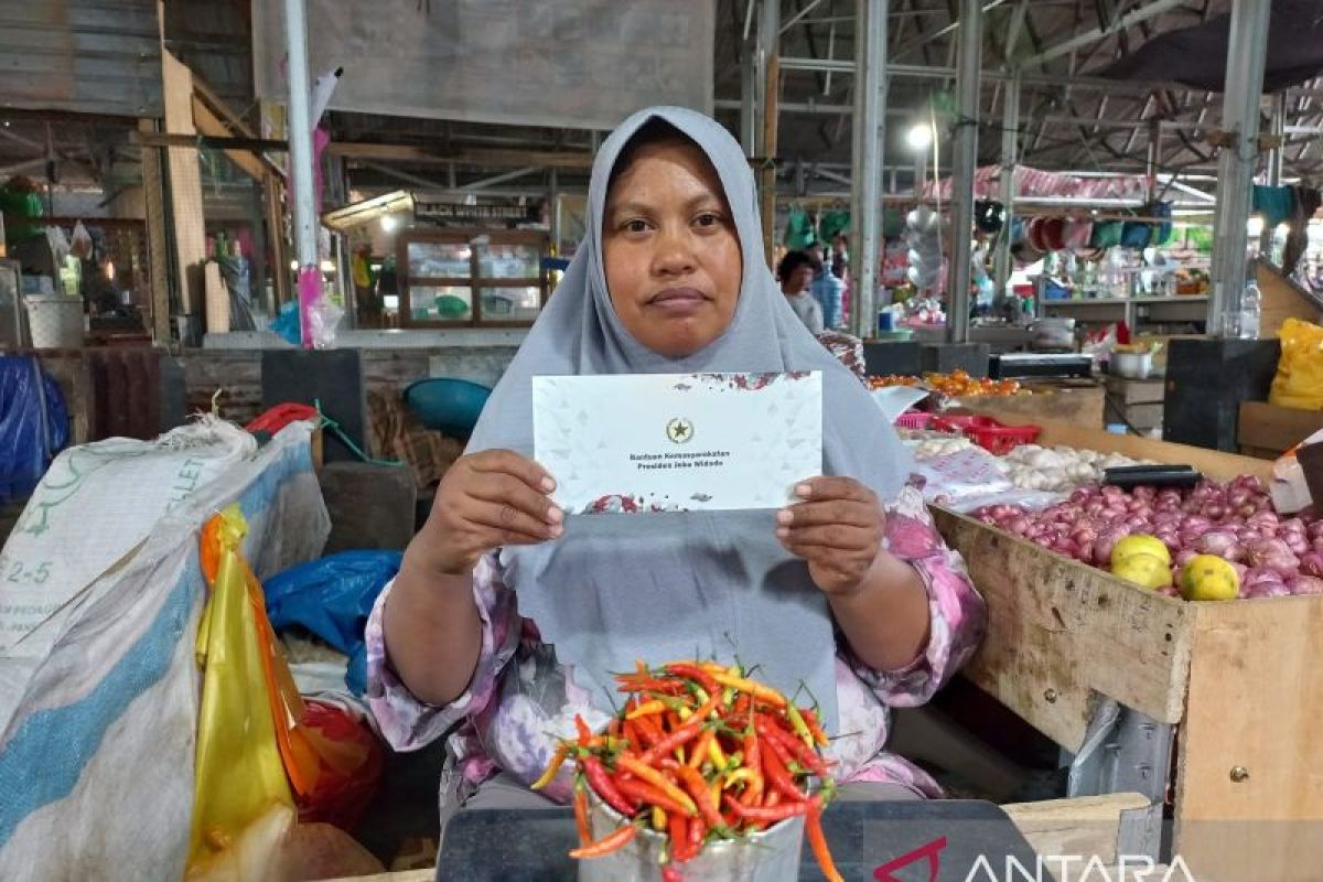 Presiden Jokowi bagikan bantuan untuk pedagang Pasar Masomba Palu