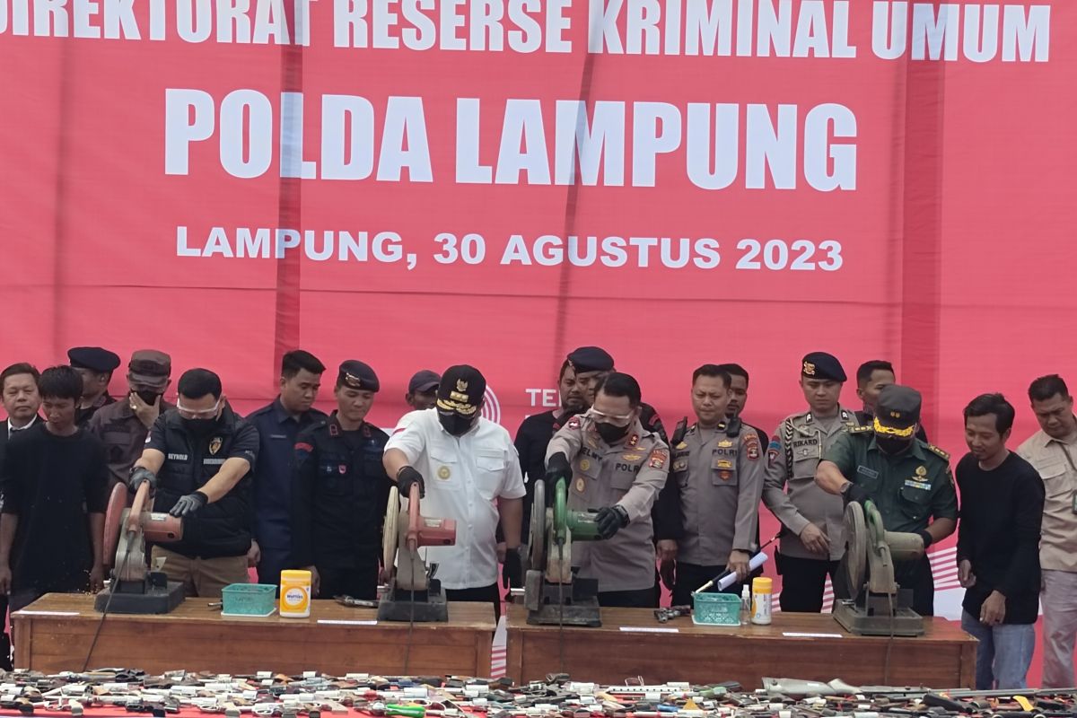 Polda Lampung musnahkan barang bukti 566 pucuk senjata api