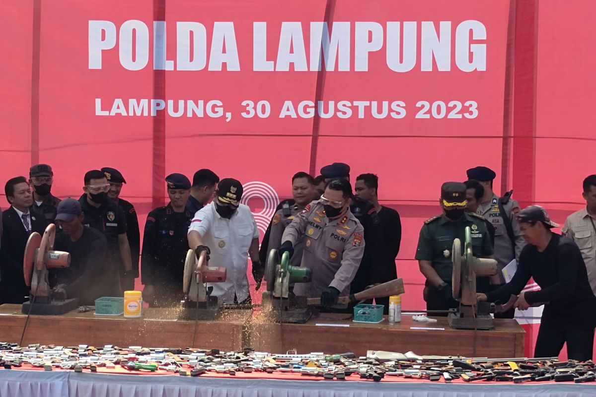 Polda Lampung memusnahkan barang bukti sebanyak 566 pucuk senjata api rakitan